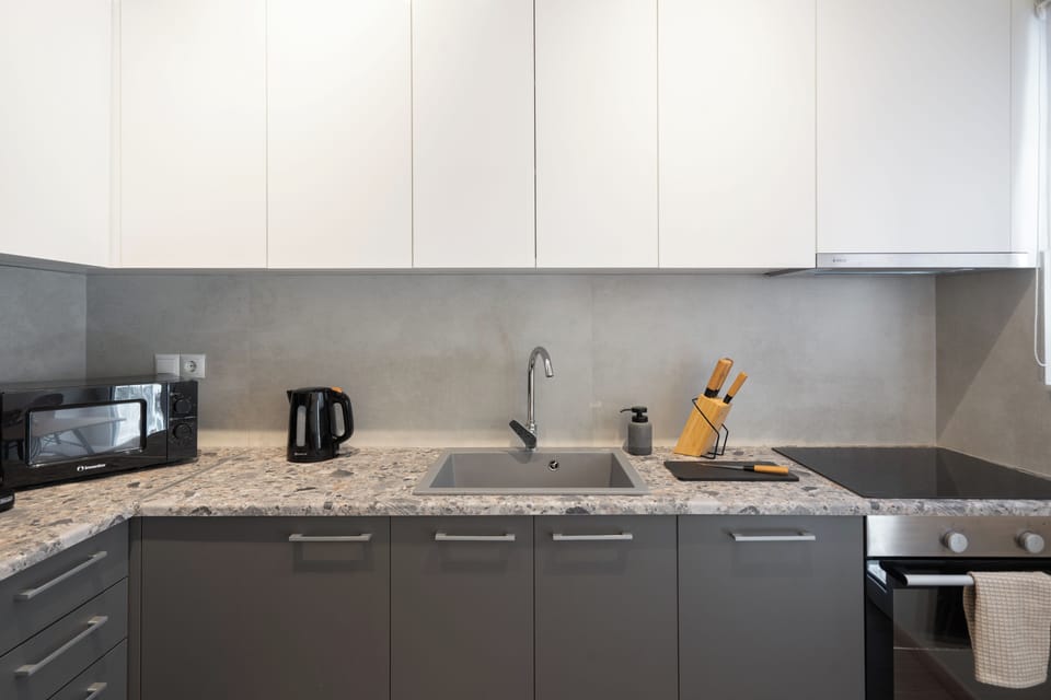 Superior Apartment, 2 Bedrooms, Balcony, City View | Private kitchen | Fridge, microwave, oven, stovetop