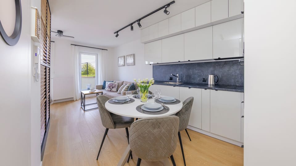 Studio (5) | Private kitchenette | Fridge, stovetop, electric kettle, cookware/dishes/utensils
