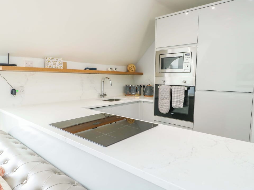 Cottage | Private kitchen | Fridge, microwave, dishwasher, toaster