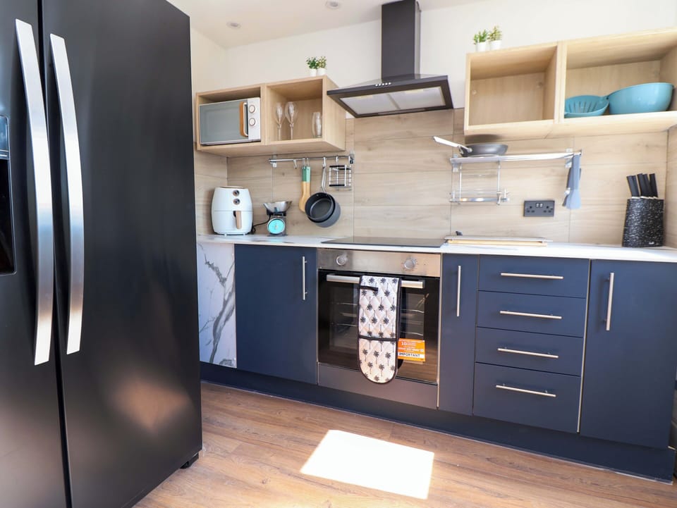 Fridge, dishwasher, toaster, cookware/dishes/utensils