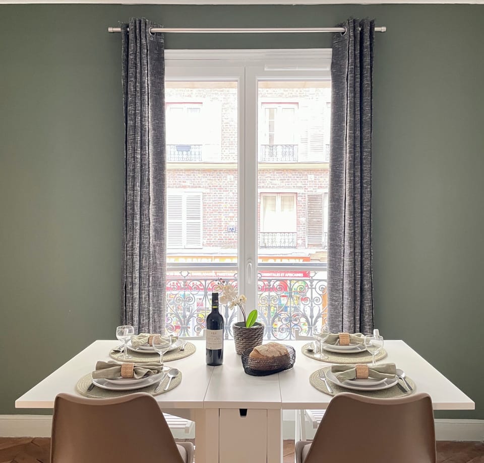 Family Apartment, Courtyard View | Living area | 80-cm Smart TV with digital channels