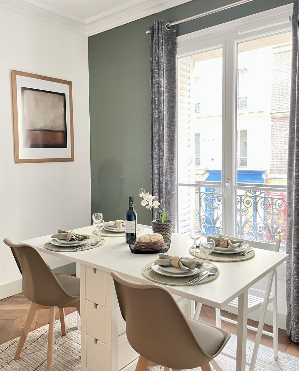 Family Apartment, Courtyard View | Living area | 80-cm Smart TV with digital channels