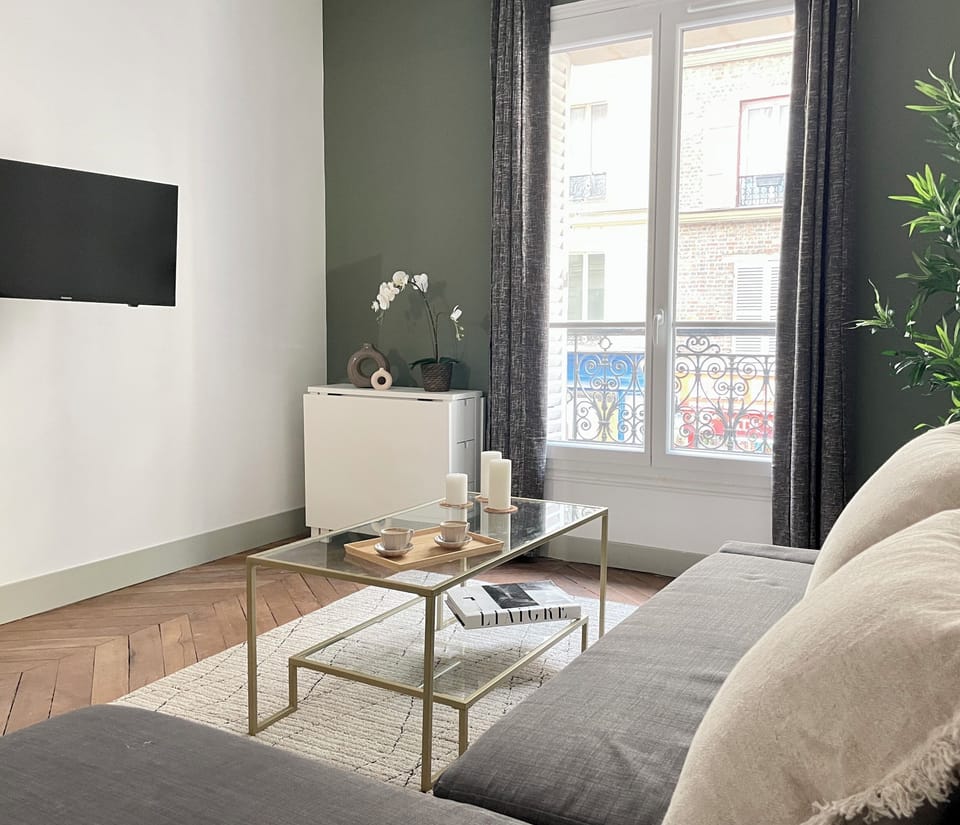 Family Apartment, Courtyard View | Living area | 80-cm Smart TV with digital channels