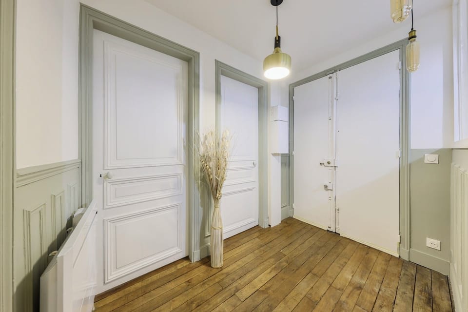 Family Apartment, Courtyard View | Living area | 80-cm Smart TV with digital channels