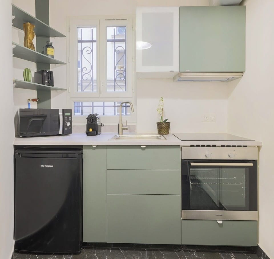 Family Apartment, Courtyard View | Private kitchen | Espresso maker, electric kettle