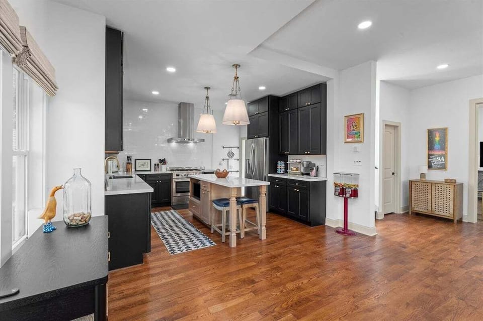 Open floor space connecting living room and kitchen
