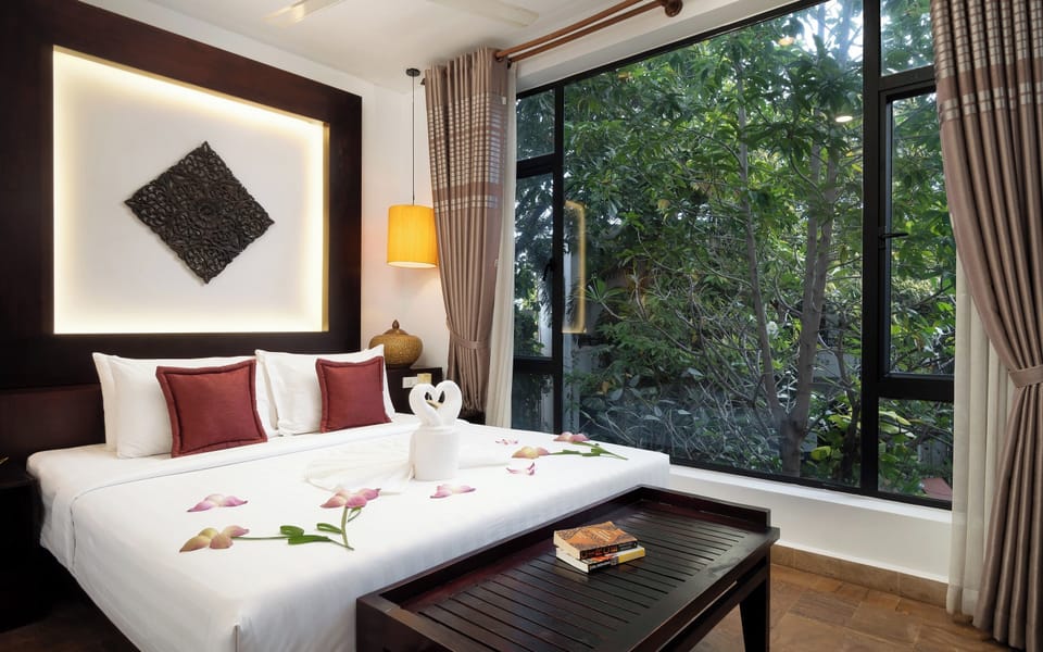 Deluxe Double Room, Pool View | 1 bedroom, premium bedding, minibar, in-room safe