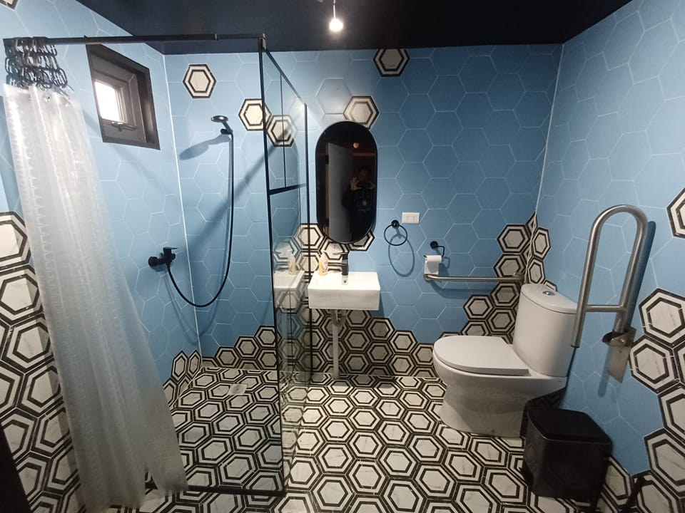 Design Double Room | Bathroom | Shower, towels, soap, shampoo