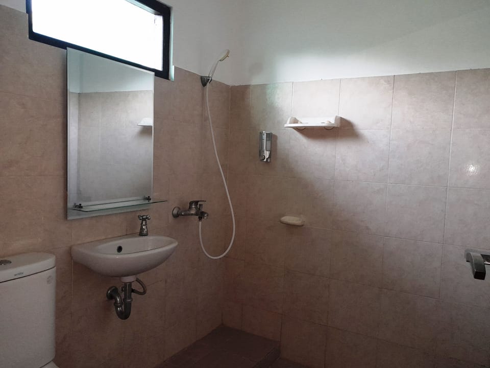 Shower, rainfall showerhead, free toiletries, towels