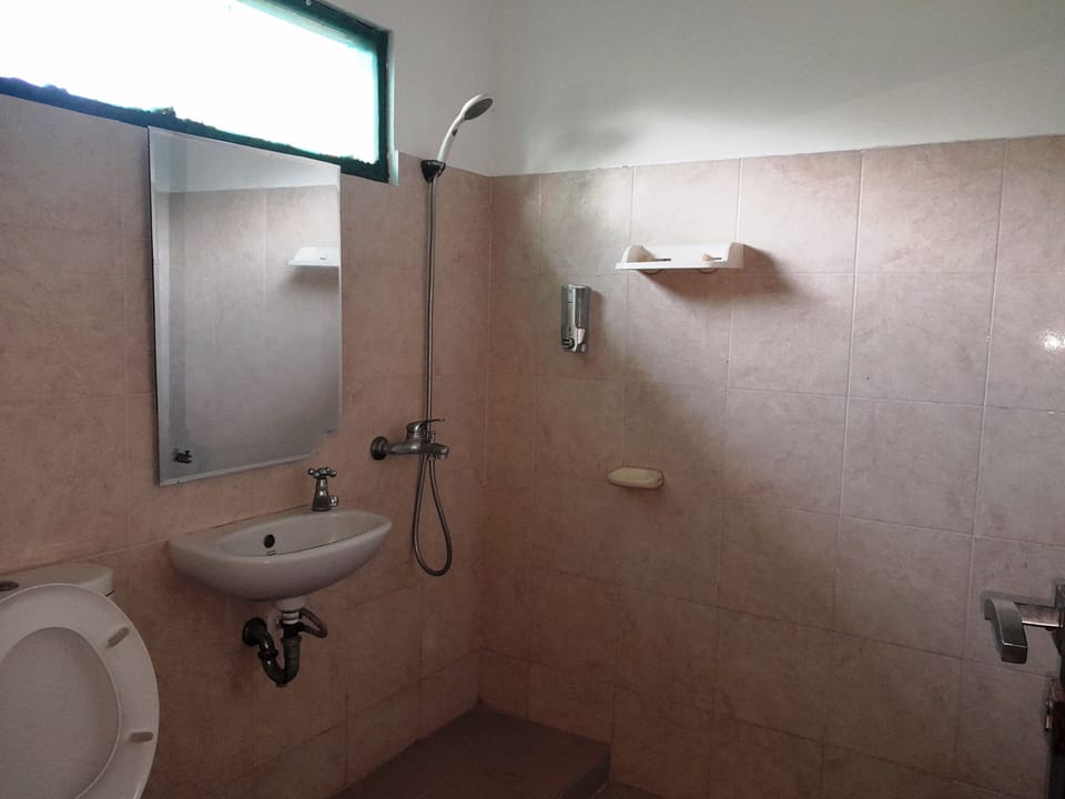 Shower, rainfall showerhead, free toiletries, towels