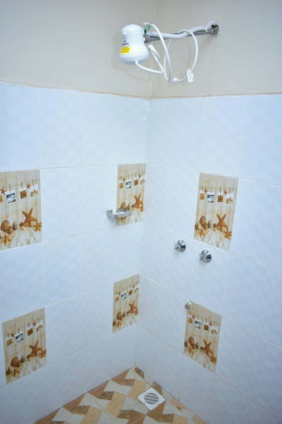 Deluxe Double Room | Bathroom | Shower, slippers, towels, soap