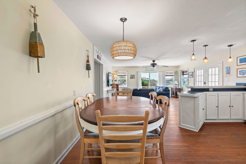 HIAV07: Surf'n Sound | Dining Area
