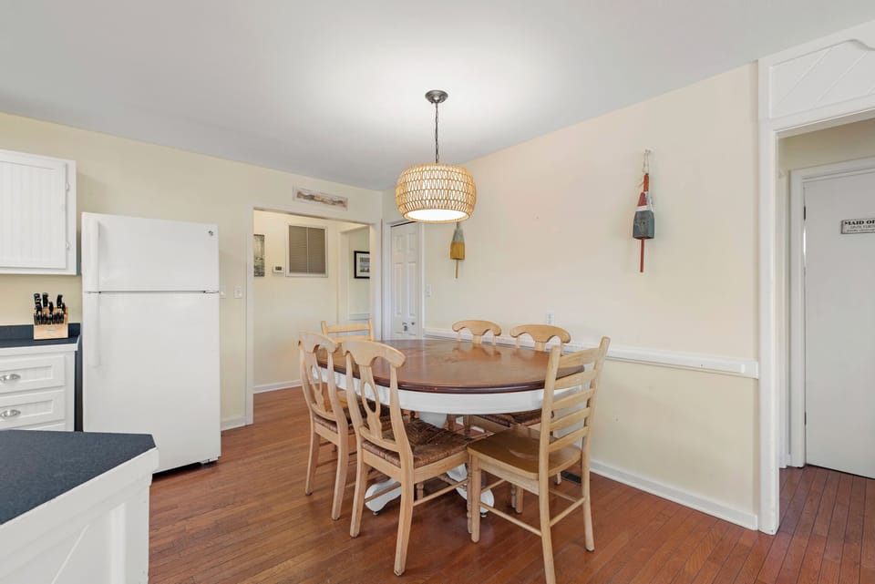 HIAV07: Surf'n Sound | Dining Area