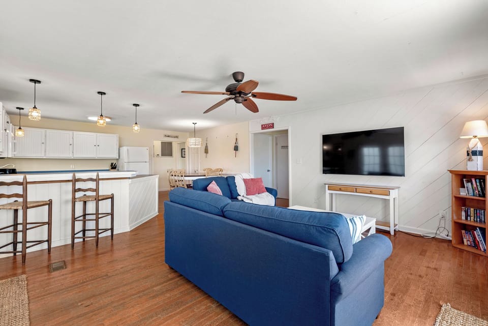 HIAV07: Surf'n Sound | Living Area