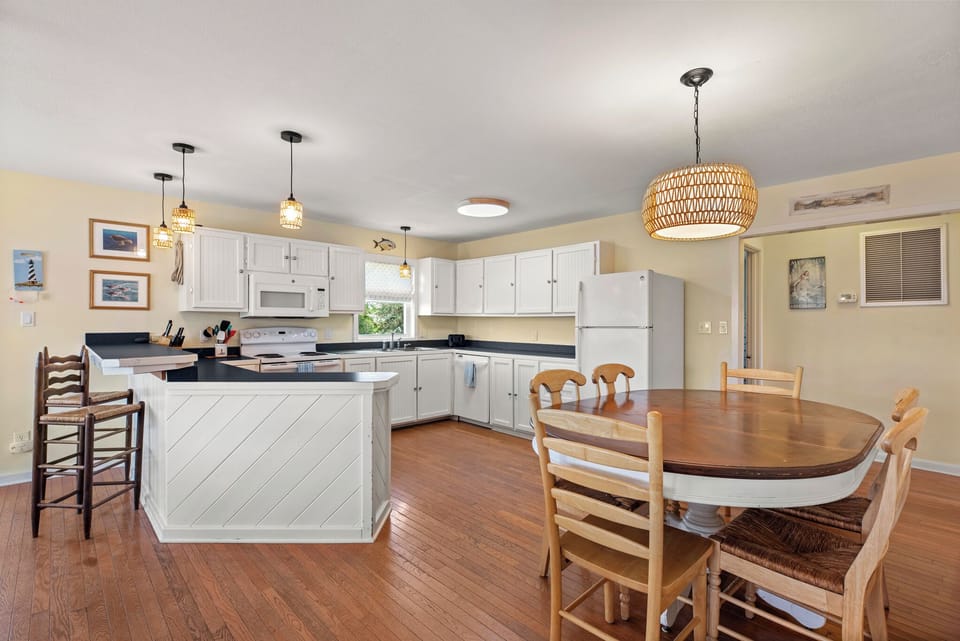 HIAV07: Surf'n Sound | Dining Area and Kitchen