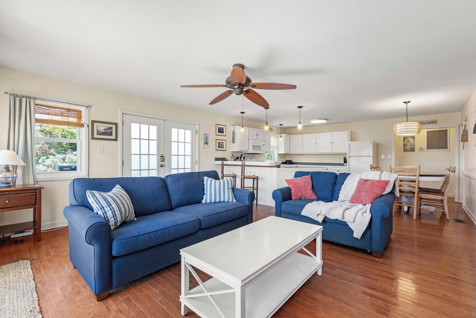 HIAV07: Surf'n Sound | Living Area