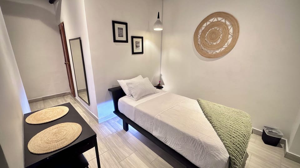 Single Room, Pets Allowed | In-room safe, desk, laptop workspace, WiFi (free)
