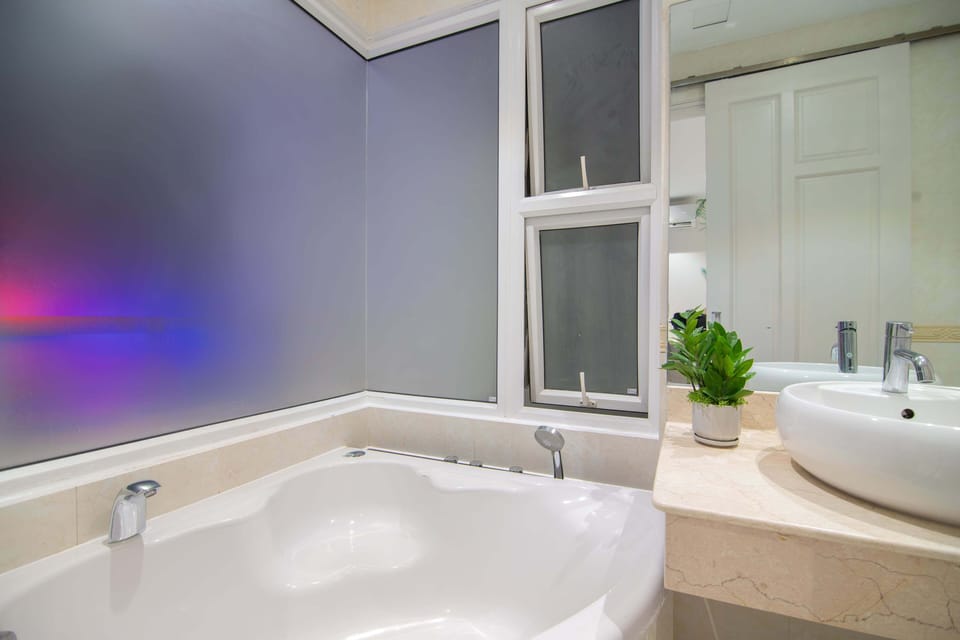 Double or Twin Room | Bathroom | Shower, rainfall showerhead, free toiletries, hair dryer