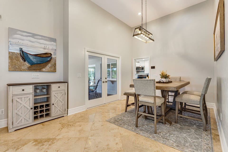 Dining area with bar