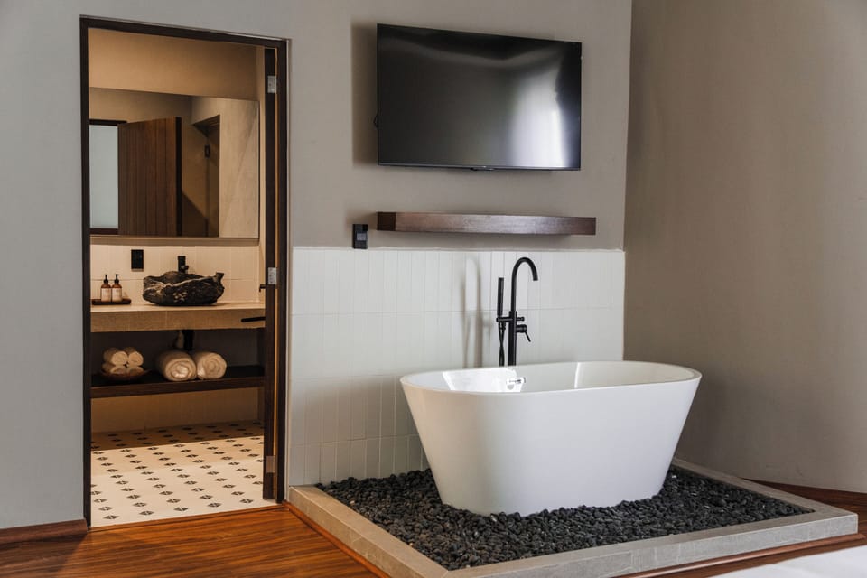 Deluxe Room | Blackout drapes, iron/ironing board, free WiFi