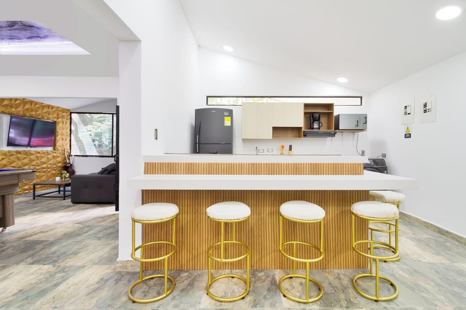 full kitchen with dining bar