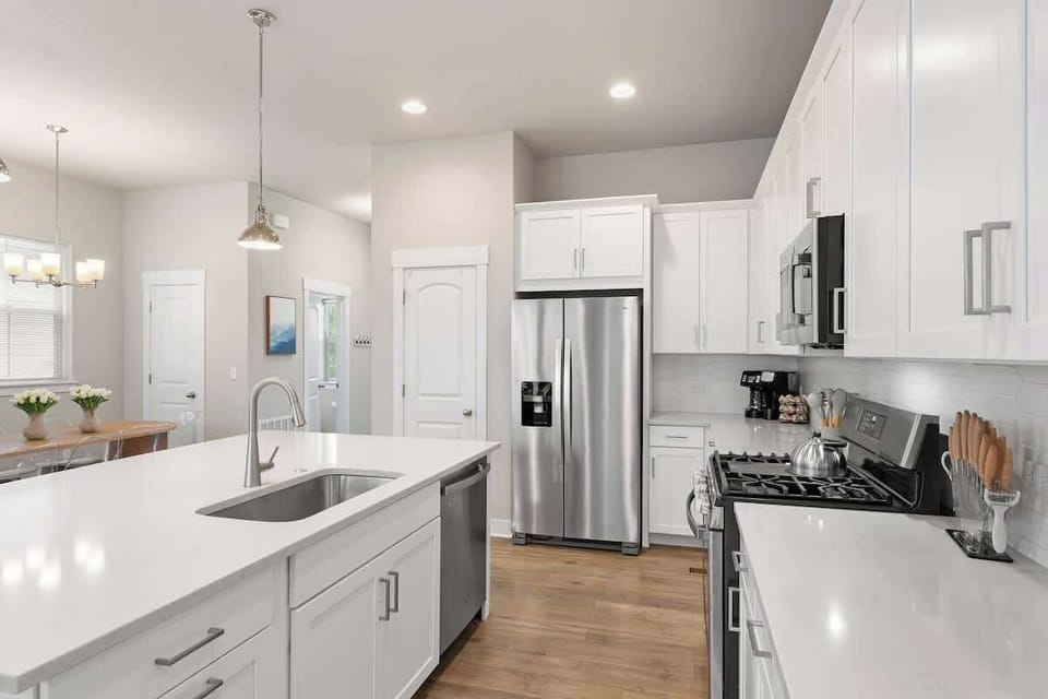 Bright modern house with stylish living room, fully equipped kitchen with island, and spacious dining area. Comfortable spaces perfect for long stays with family or friends. Book your vacation home now!