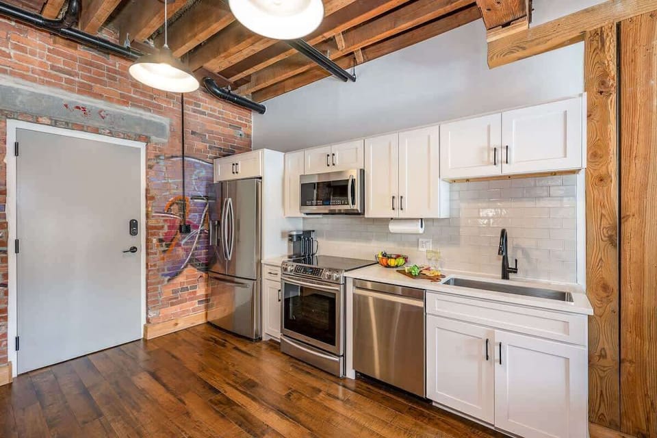 Fully equipped kitchen featuring stainless steal appliances.