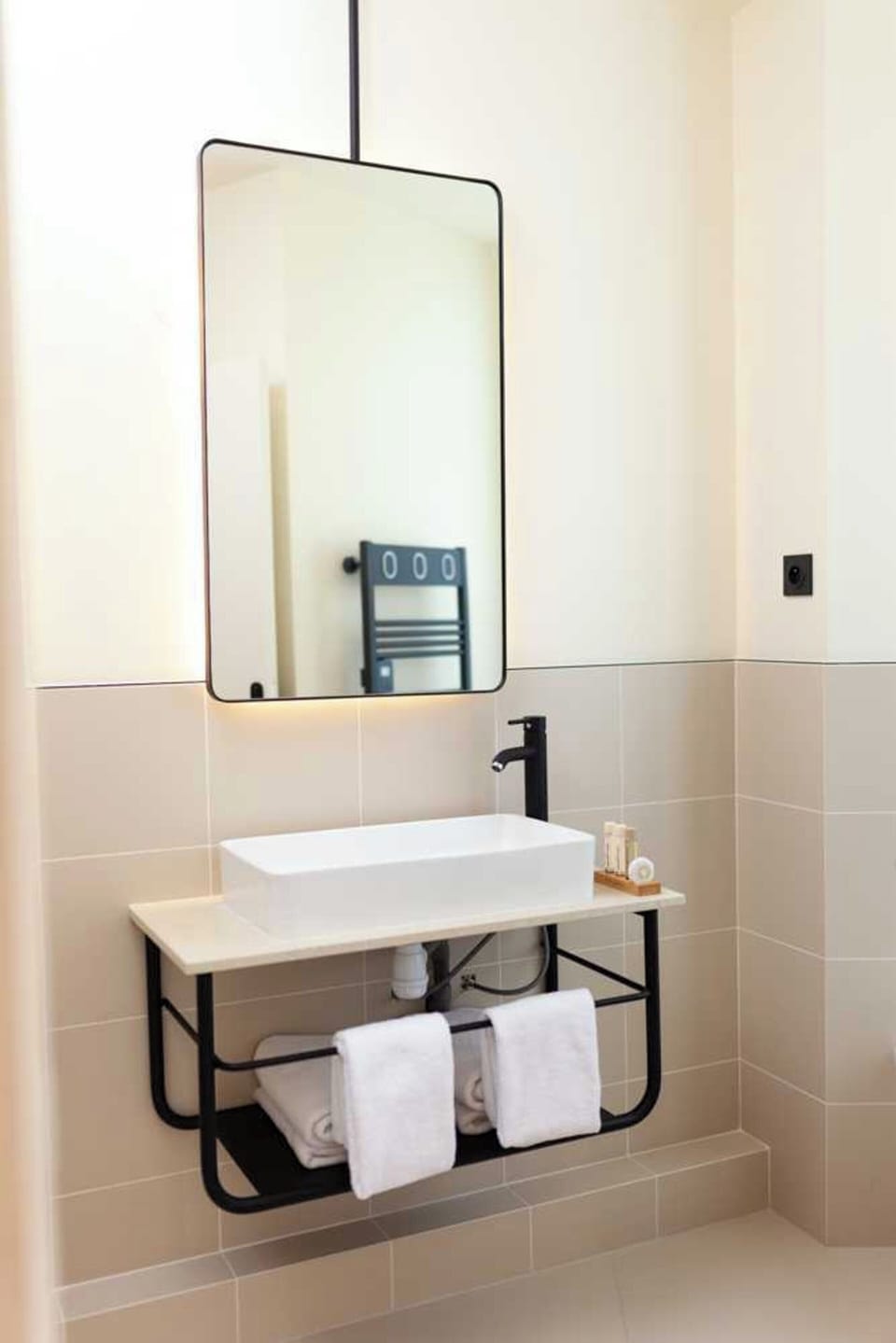Apartment | Bathroom | Hair dryer, towels, shampoo
