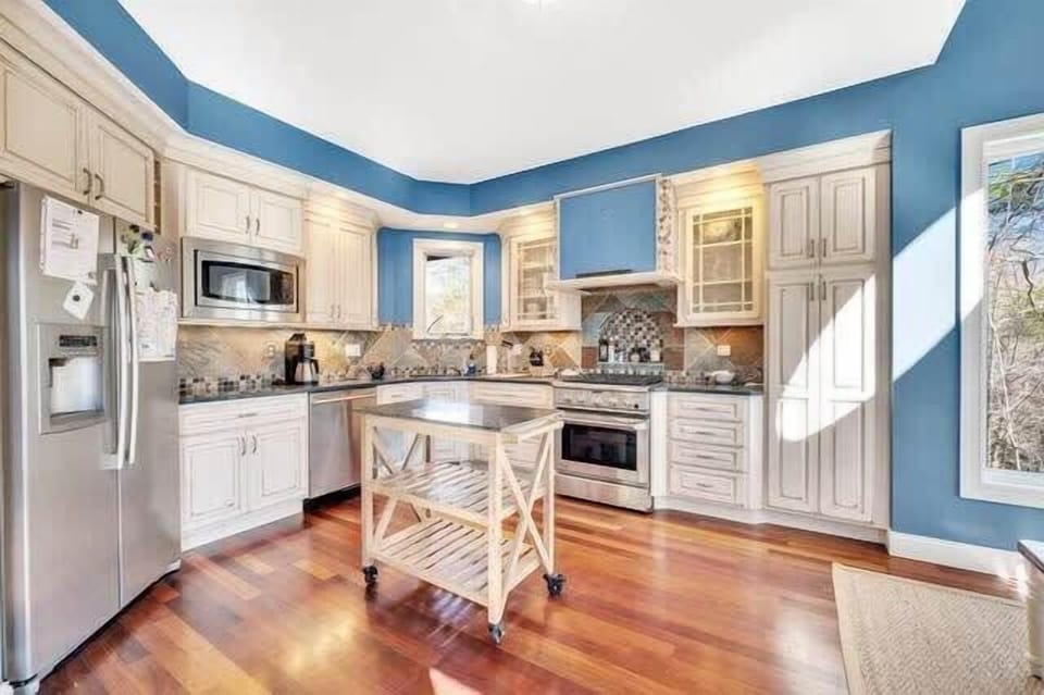 With high-end appliances, ample counter space, and everything you need to prepare a delicious meal, it’s the perfect space to cook, gather, and enjoy.