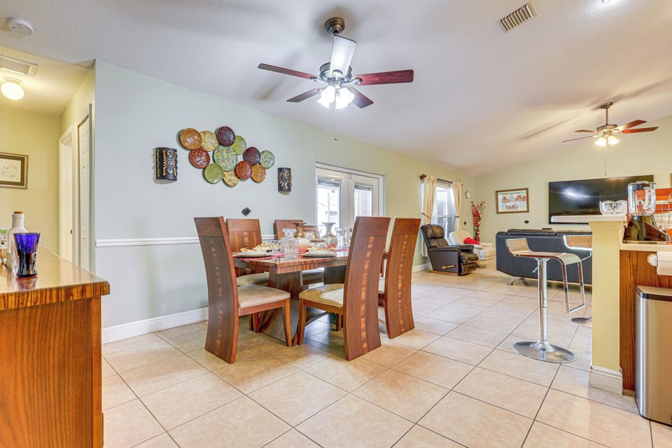 Dining Area | Dishes & Flatware Provided