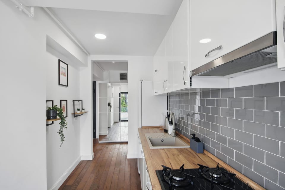 Moonlight | Private kitchen | Full-size fridge, oven, stovetop, espresso maker