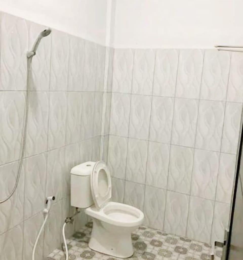 Double Room | Bathroom | Shower, free toiletries, bidet, towels
