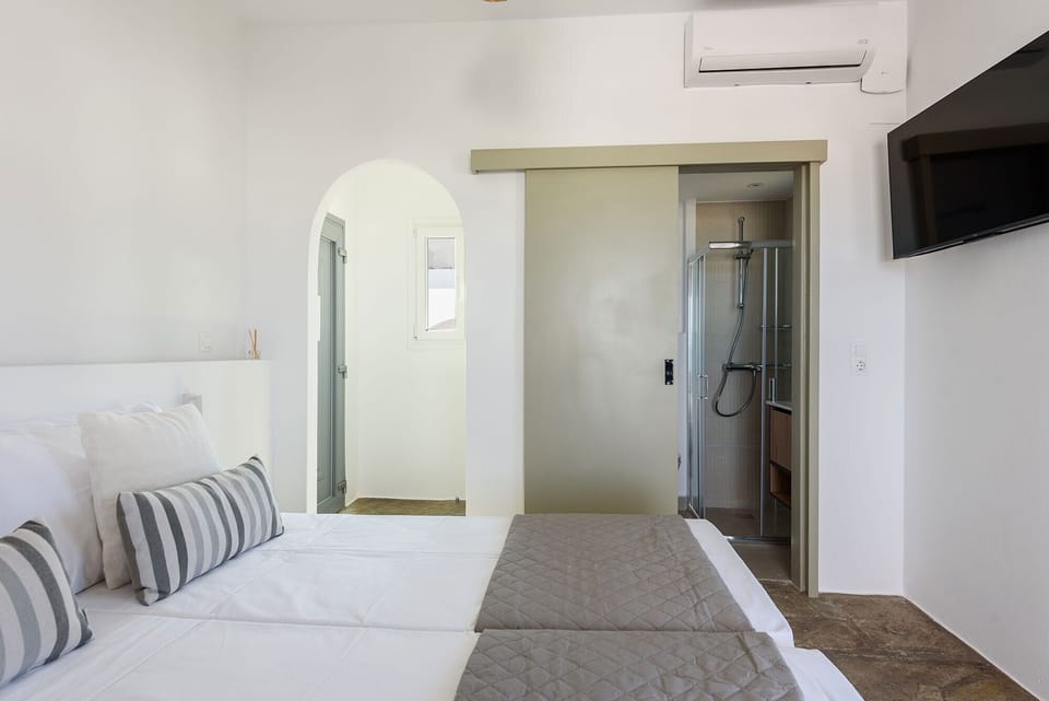 Luxury Studio, Sea View | In-room safe, blackout drapes, free WiFi