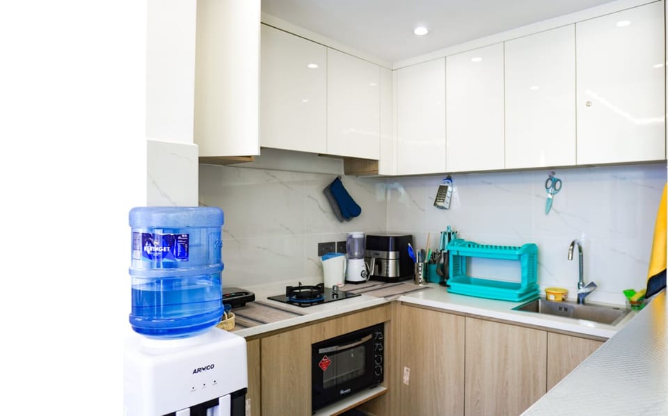 Deluxe Studio | Private kitchen | Microwave, cookware/dishes/utensils