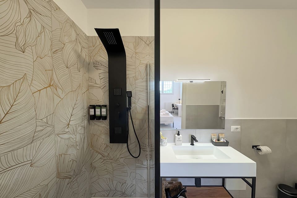 Comfort Double Room, Non Smoking, Private Bathroom | Bathroom | Shower, free toiletries, hair dryer, towels