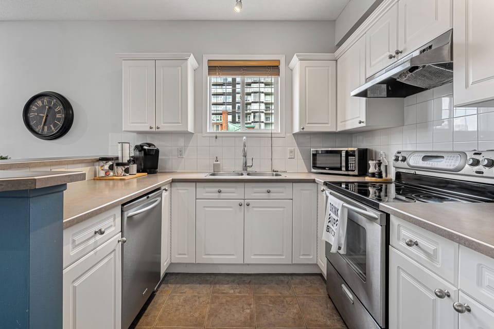 Welcome to our charming 2-bedroom condo nestled in the heart of Calgary's vibrant Beltline neighborhood. With its transitional design and coastal colour palette, this inviting space offers a relaxing and stylish retreat for your stay in the city.