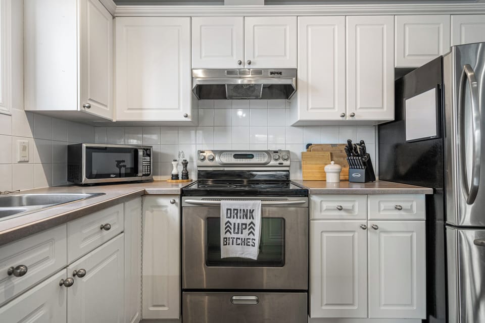 Welcome to our charming 2-bedroom condo nestled in the heart of Calgary's vibrant Beltline neighborhood. With its transitional design and coastal colour palette, this inviting space offers a relaxing and stylish retreat for your stay in the city.