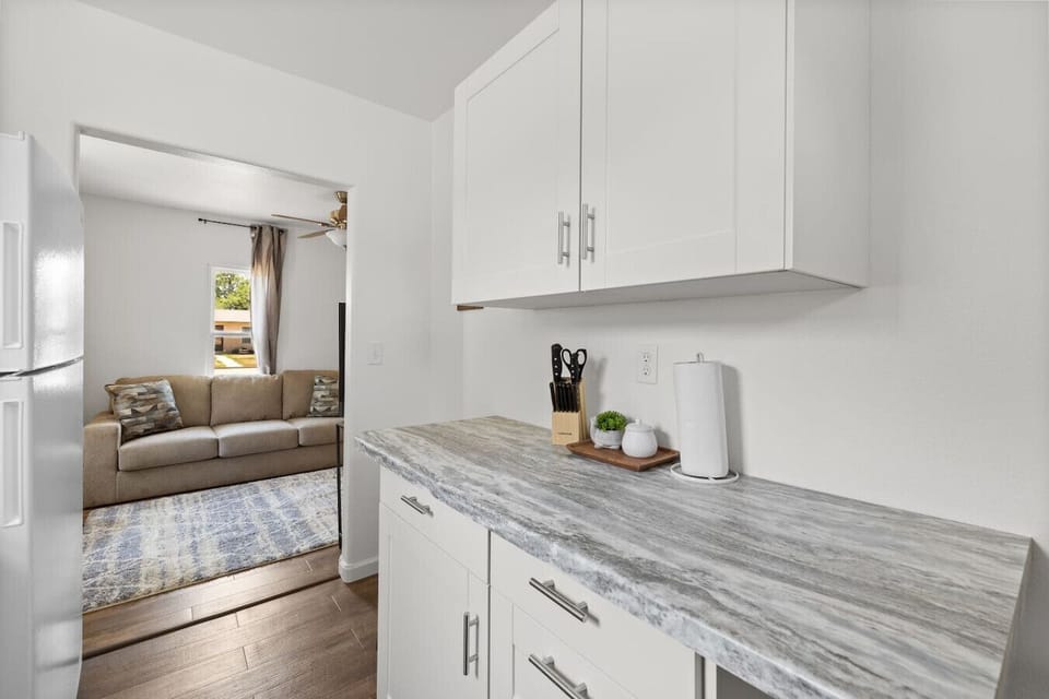 Equipped with basic cookware, sharp knives, a toaster, oven, and stove, it`s perfect for preparing anything from a quick breakfast to a cozy dinner at home.