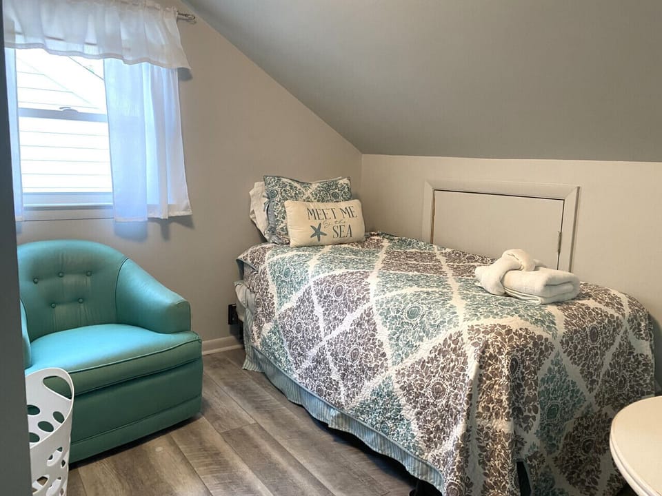 Bedroom 4 - 2 Twin Beds
