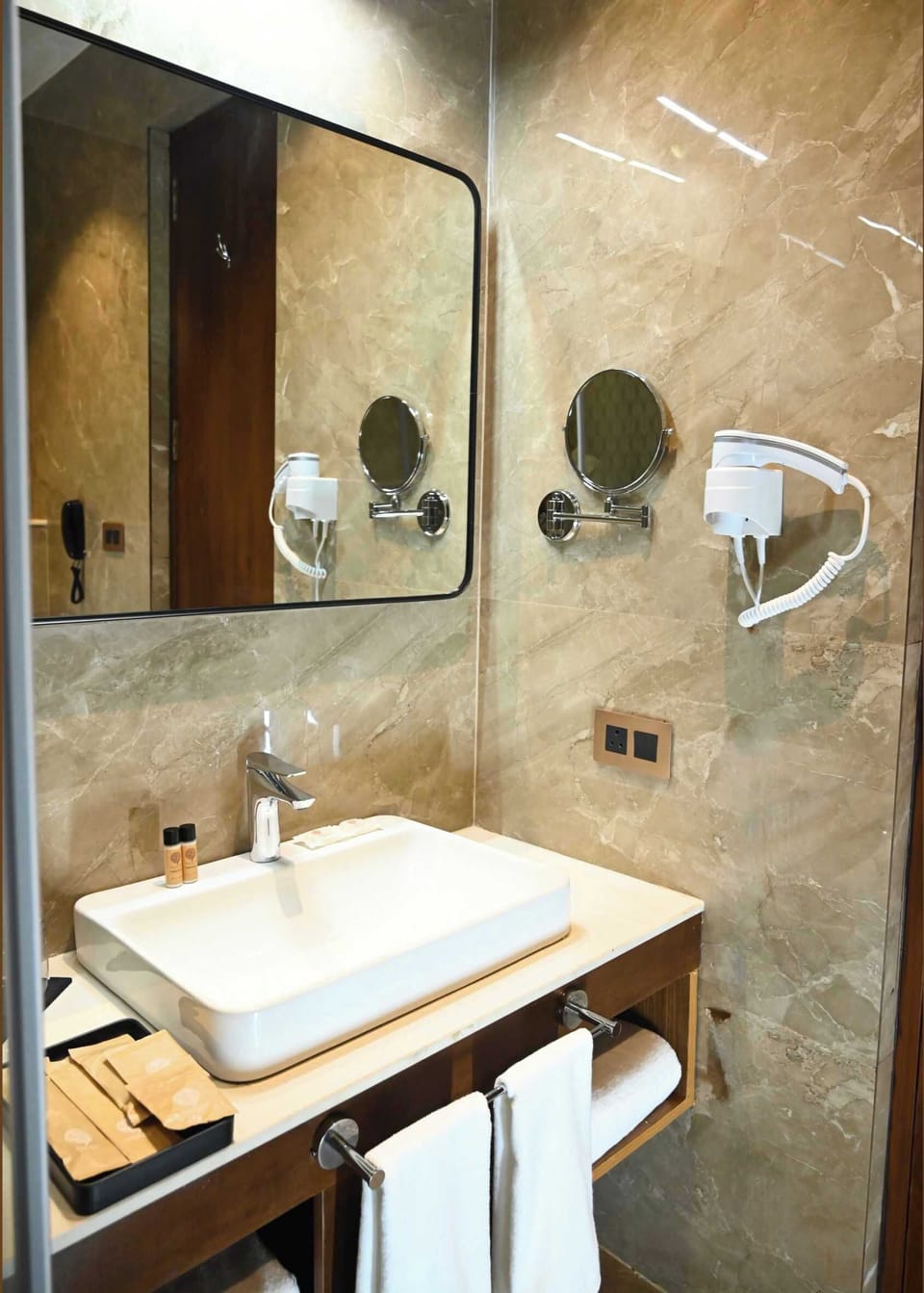 Premium Room | Bathroom | Shower, hair dryer, slippers, towels