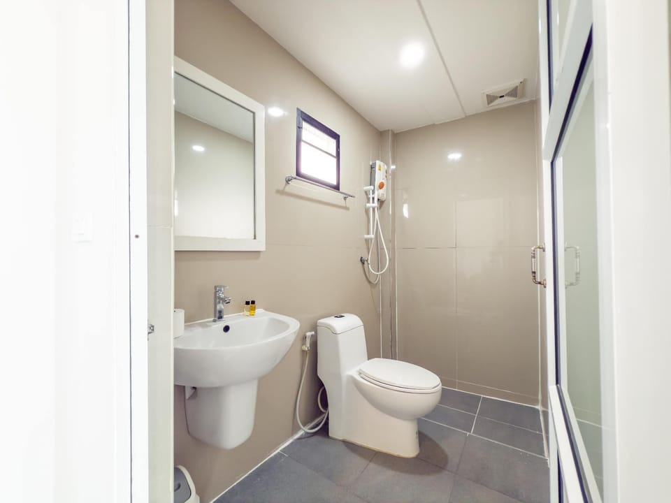Amiigo Superior 2nd Floor 2 | Bathroom | Hair dryer, towels, soap, shampoo