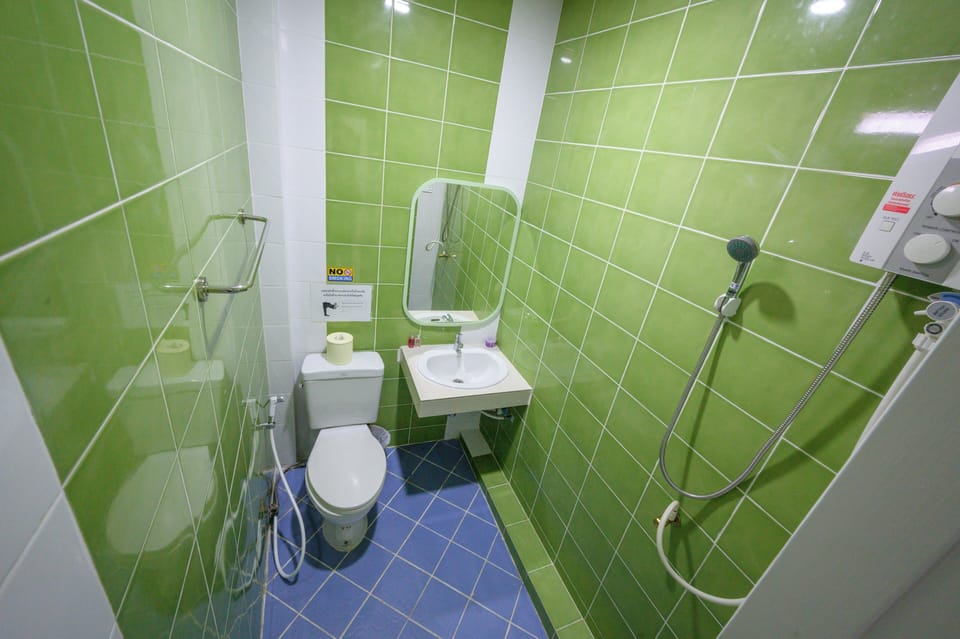 Basic Studio | Bathroom | Hair dryer, towels