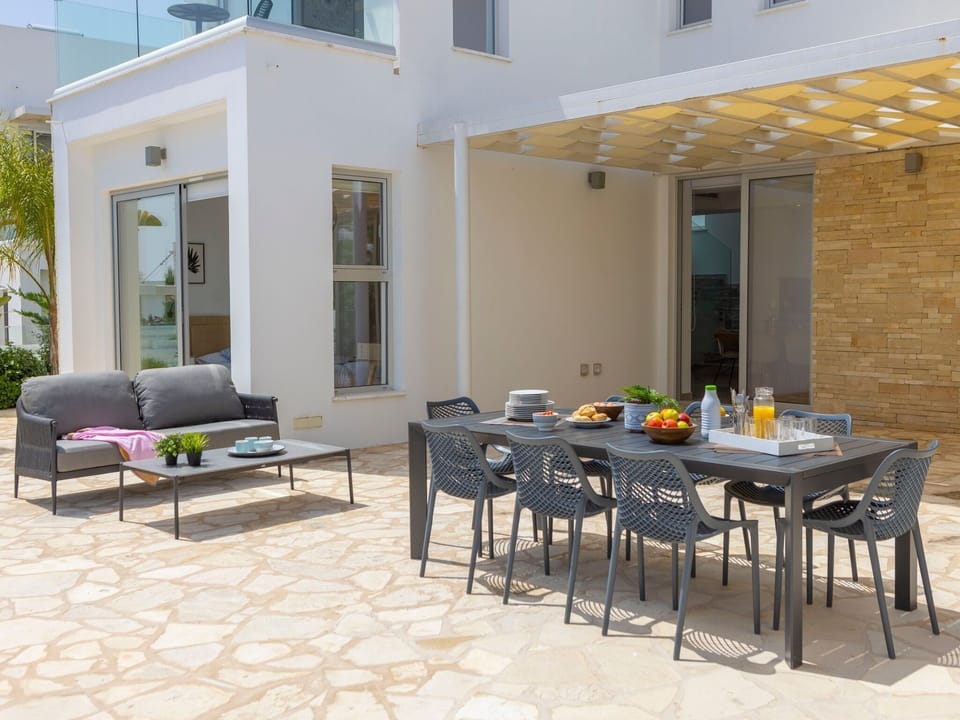 dining room around the pool