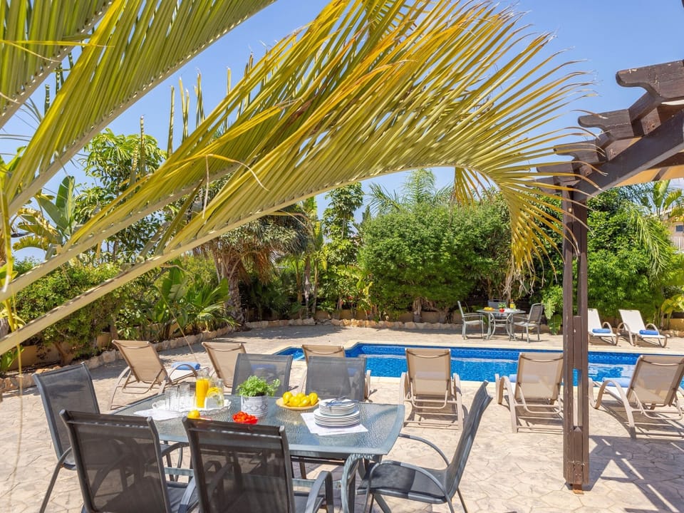 dining room around the pool