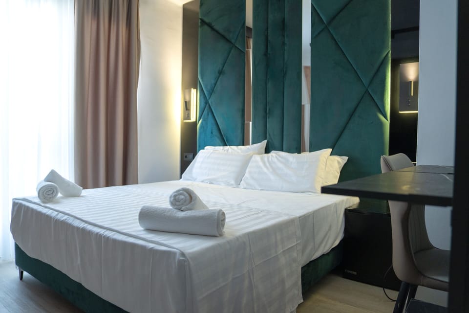 Studio Suite | Desk, free WiFi, bed sheets