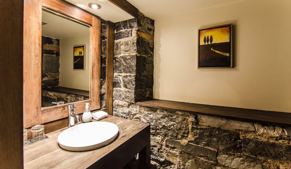 Creative area (basement) | Bathroom | Eco-friendly toiletries, hair dryer, towels
