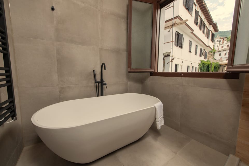 Deluxe Double Room | Bathroom | Free toiletries, hair dryer, slippers, towels