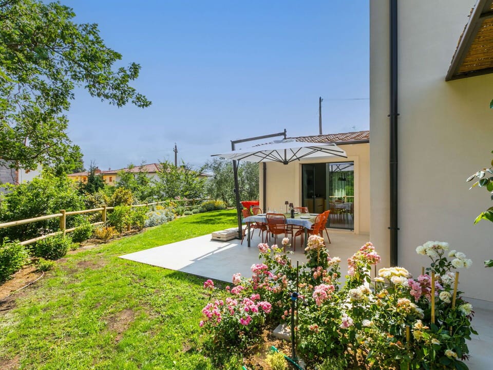Garden, Shrub, Backyard, Yard, Shade, Landscaping, Chair, Lawn, Houseplant