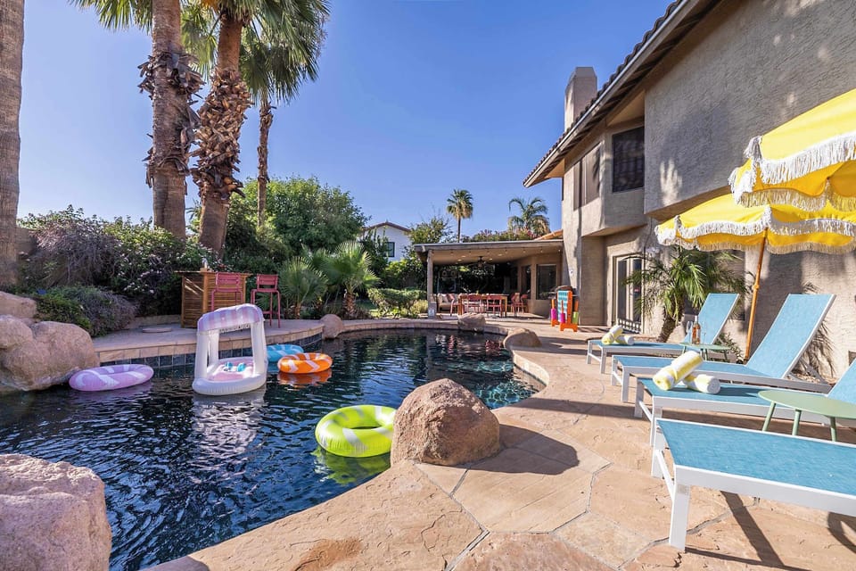 Heated pool, colorful floats, swaying palm trees, and stylish loungers—Villa Verde’s backyard was made for soaking up the sun. Perfect for bachelorette groups or a relaxing day with the girls by the pool. Host, unwind, or float—it’s all here.