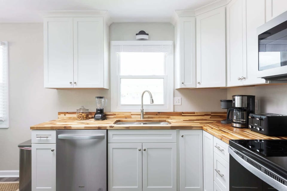Fully Equipped Kitchen with a Refrigerator, Stove, Oven, Microwave, Dishwasher and Coffee Maker